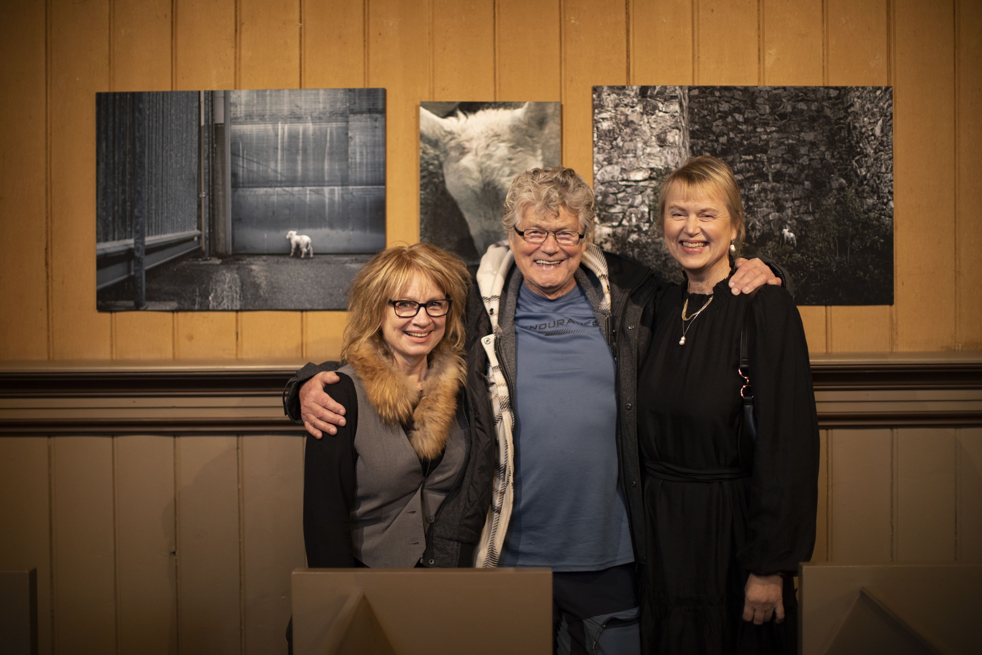 to kvinnelige kunstnerne sammen med mannlig hjelper